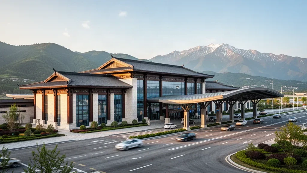Moderne Terminalfassade aus Glas und Holz am Lijiang Sanyi International Airport in Yunnan mit Bergpanorama zur goldenen Stunde