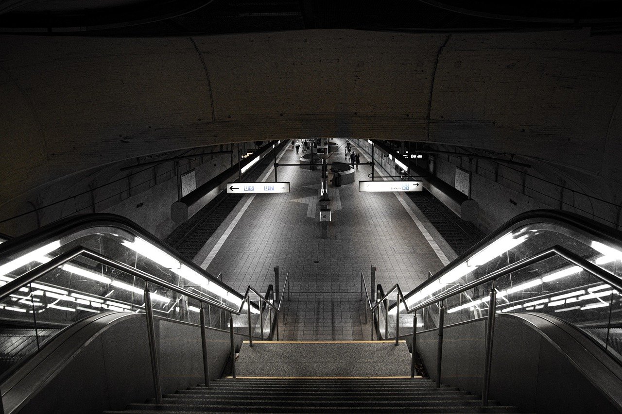 Zug, U-Bahn, Rolltreppe, Gebäude, Bahnhof, Tunnel, Architektur, Stadt, Rampe, U-Bahn-System, drinnen, Terminal, Decke, Fahrzeug, Transport, Metall, Beförderung, Flughafen, Zug, Bahnhof, Flughafen, Flughafen, Flughafen, Flughafen, Flughafen