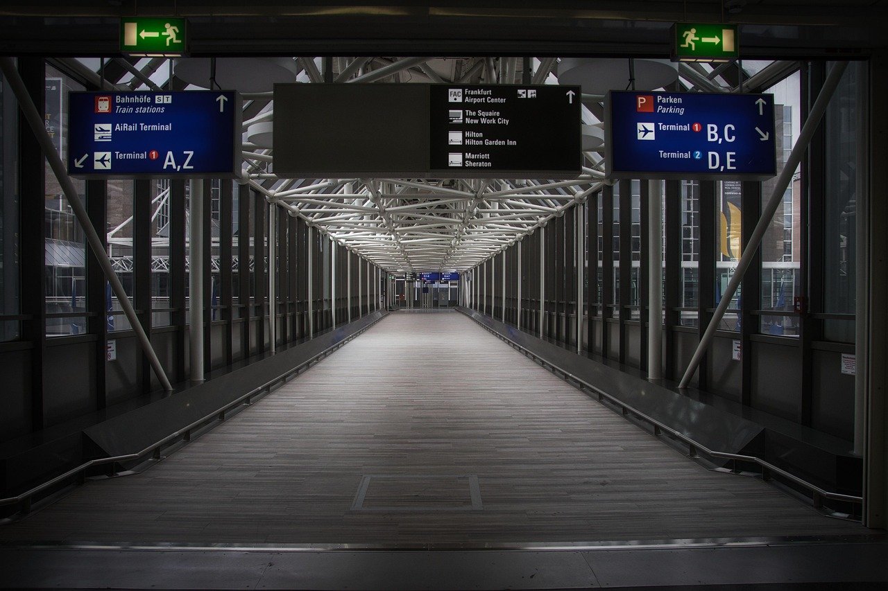 Zug, Gebäude, Flughafen, Innenbereich, Architektur, Straße, Stadt, U-Bahn-System, Verkehr, Terminal, keine Person, Metropolregion, Bahnsteig, Transport, Symmetrie, Sitzgelegenheit, Bahnhof, Infrastruktur, Tisch, Reisen, Technologie, Bürgersteig, Fahrzeug, geschäftlich
