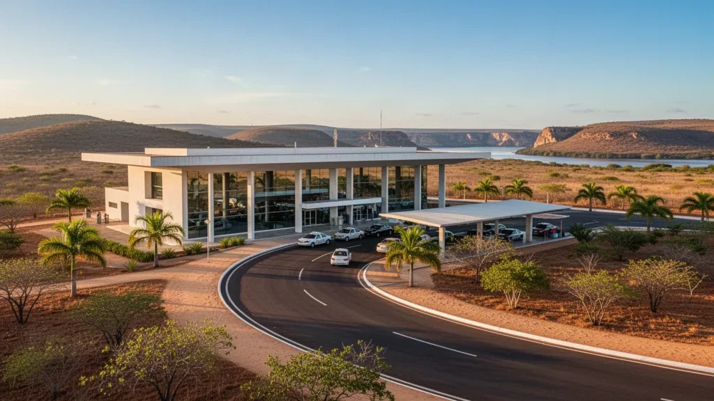 Esterno del terminal moderno e corsie di sosta presso l'Aeroporto di Paulo Afonso a Bahia, Brasile, sotto la luce dorata del tardo pomeriggio