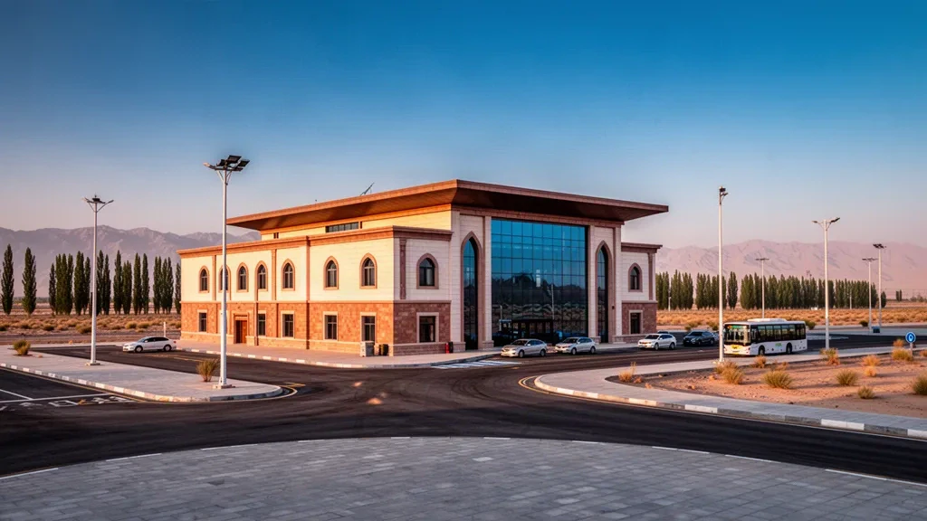 Esterno moderno del terminal e corsia di sosta all'aeroporto di Shache nello Xinjiang, Cina, illuminati dalla luce dorata del tramonto con montagne in lontananza