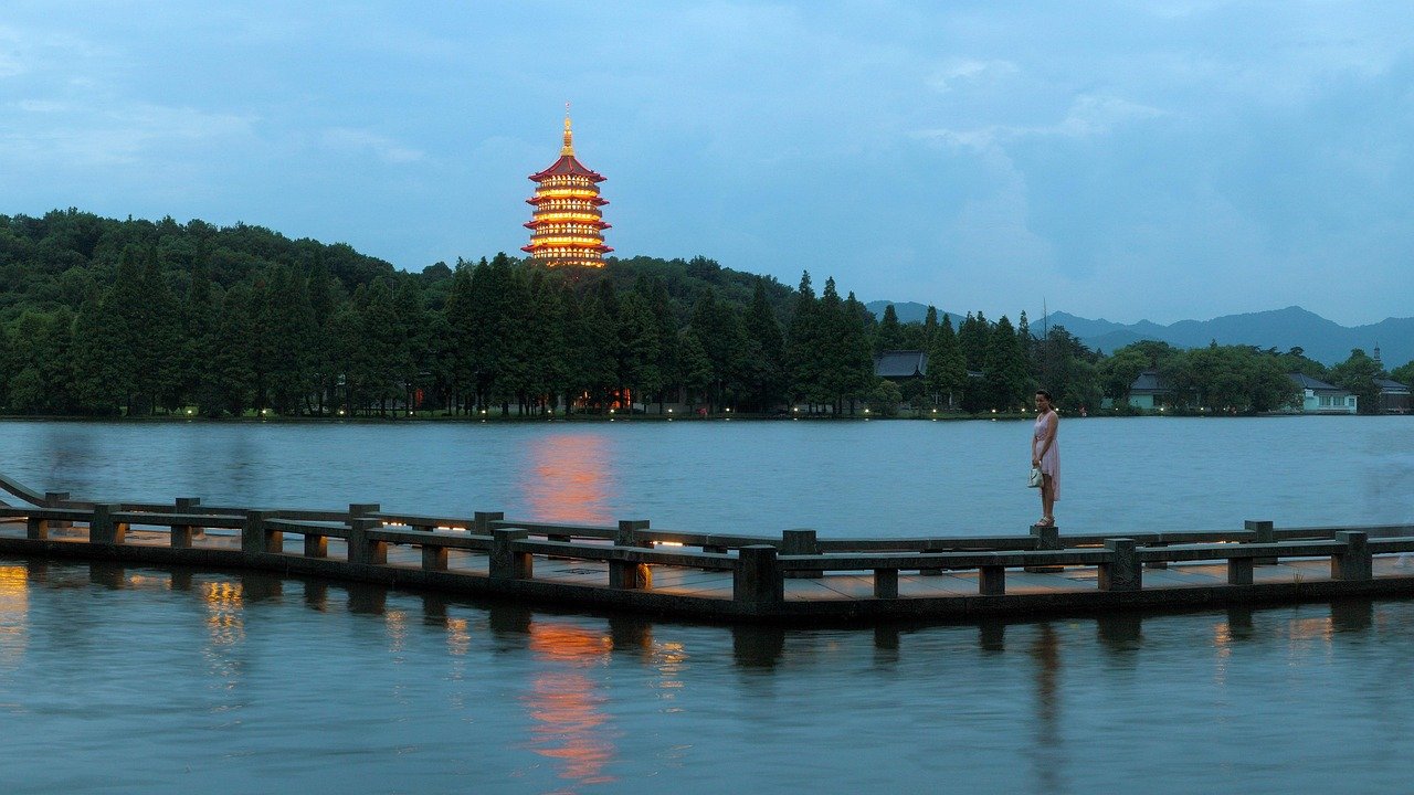 Westsee in Hangzhou bei Nacht, beleuchtete Leifeng-Pagode, Brückenpark am Westsee