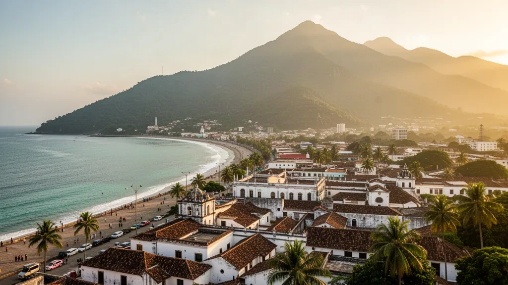 Vue à l'heure dorée sur le centre historique colonial de Santa Marta, la baie des Caraïbes et les montagnes de la Sierra Nevada à Magdalena, en Colombie
