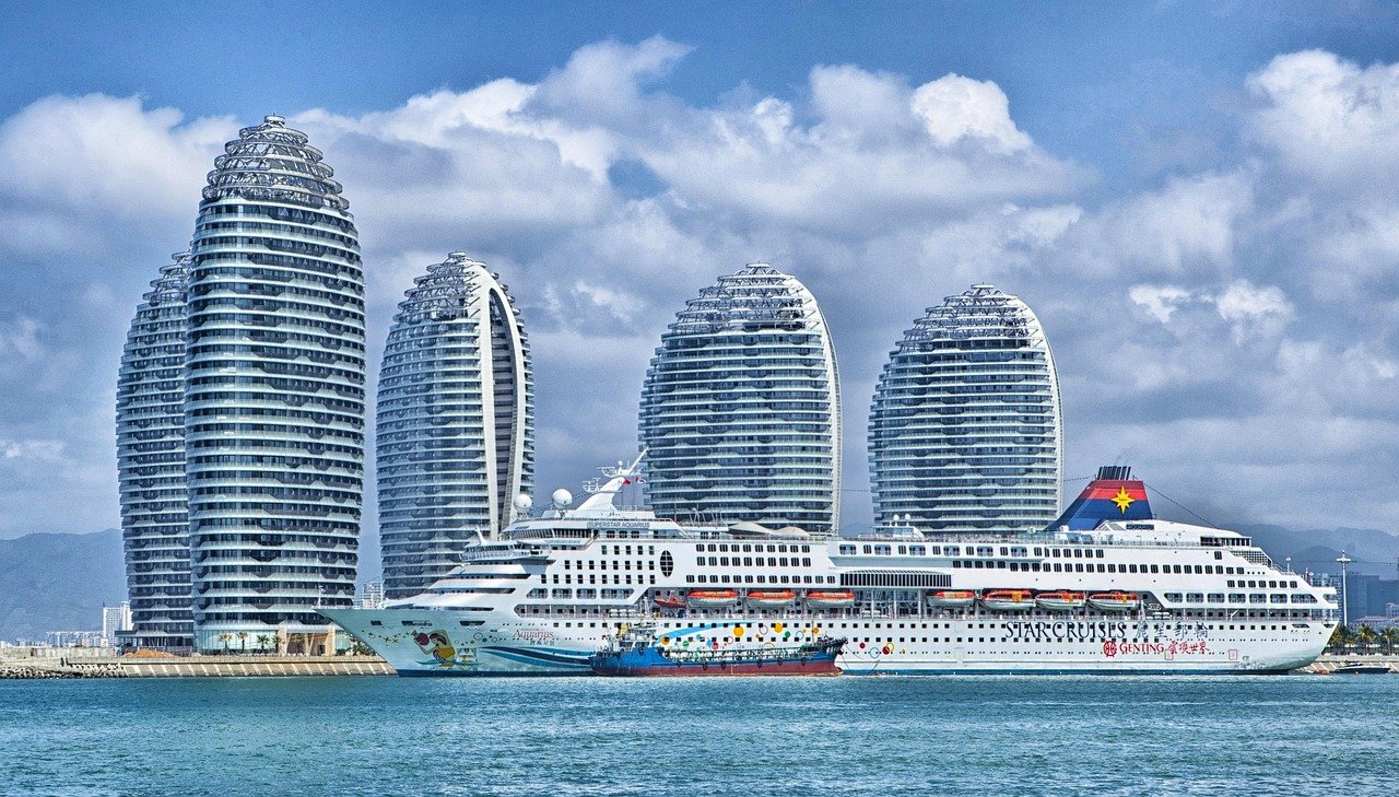 navire, ville, port, port, baie, eau, gratte-ciel, hôtels, bâtiments modernes, bâtiments, île, île Phoenix, urbain, ligne d'horizon, paquebot, navire de passagers, navire de croisière, superstar aquarius, Sanya Bay, nature, Hainan, Chine