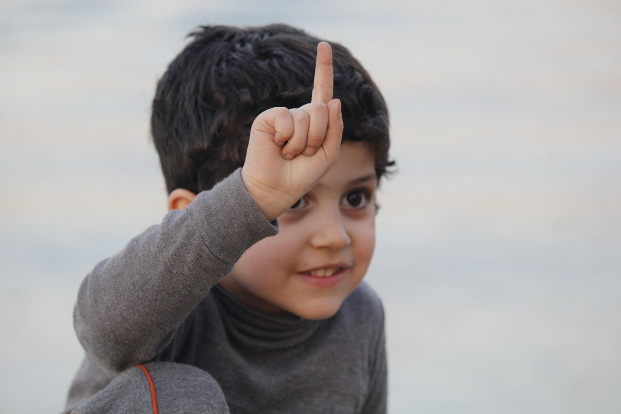 niño, dedo, arriba, infante, feliz, Irak, Bagdad, Irak, Irak, Irak, Irak, Irak, Bagdad