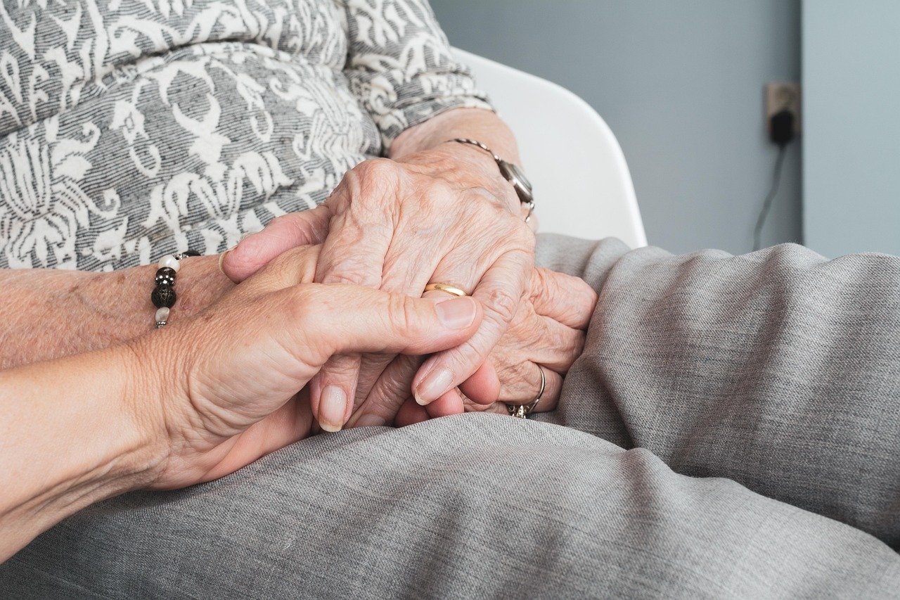 Hände, alt, Alter, Senioren, schutzbedürftig, Besorgnis, alte Person, ältere Menschen, Ruhestand, Eigenständigkeit, Einsamkeit, Frau, Großmutter, Senioren, gelebt, helfen, unterstützen, zusammen, fröhlichen Muttertag, Freundschaft, Mama, Mutti