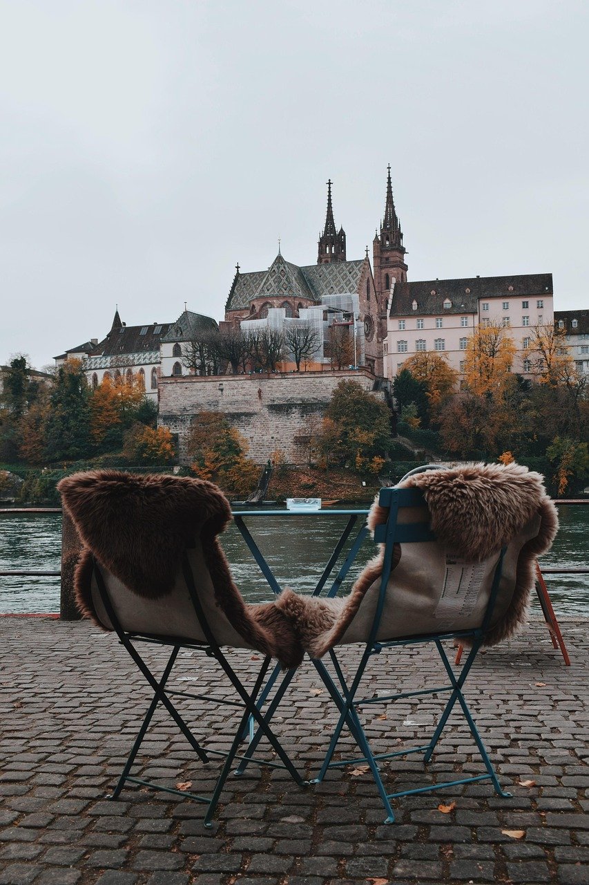bâtiments, terrasse, cathédrale, lieu célèbre, tourisme, liberté, promenade, bord de rivière, calme, paisible, automne, Bâle, bastion, chaises, paysage urbain, pavés, Europe, rivière, rue, Suisse, paysage