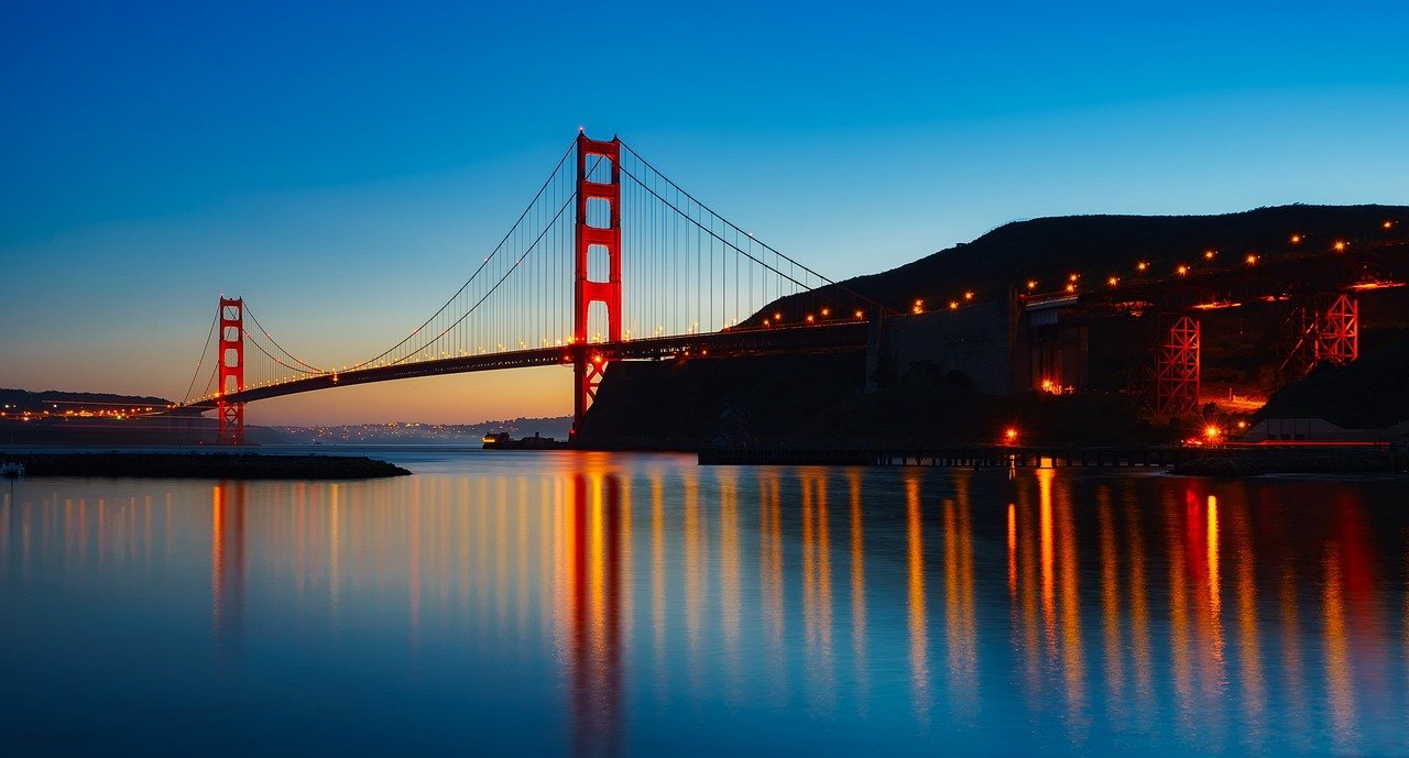 panorama, golden gate bridge, baie de san francisco, pont suspendu, infrastructure, pont, célèbre, lieux d'intérêt, illuminé, reflet, nature, reflet dans l'eau, monument, architecture, coucher de soleil, crépuscule, lumières, lueur, san francisco, californie, eau