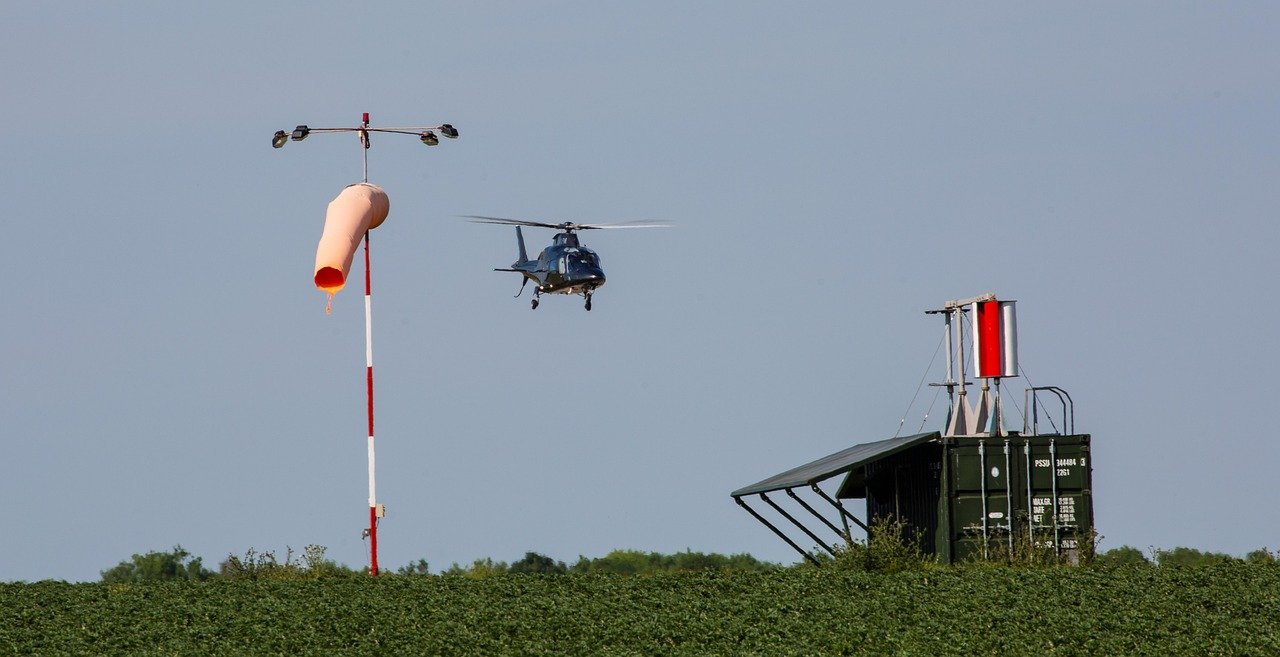 atterrissage d'hélicoptère, atterrissage près d'une manche à air, hélicoptère, vol, appareil, hélico, ciel, hélice, transport, aviation, voler, technologie, rotor, héliport, nature, cockpit, atterrissage, atterrir, vol en cours, hélicoptère en vol, manche à air