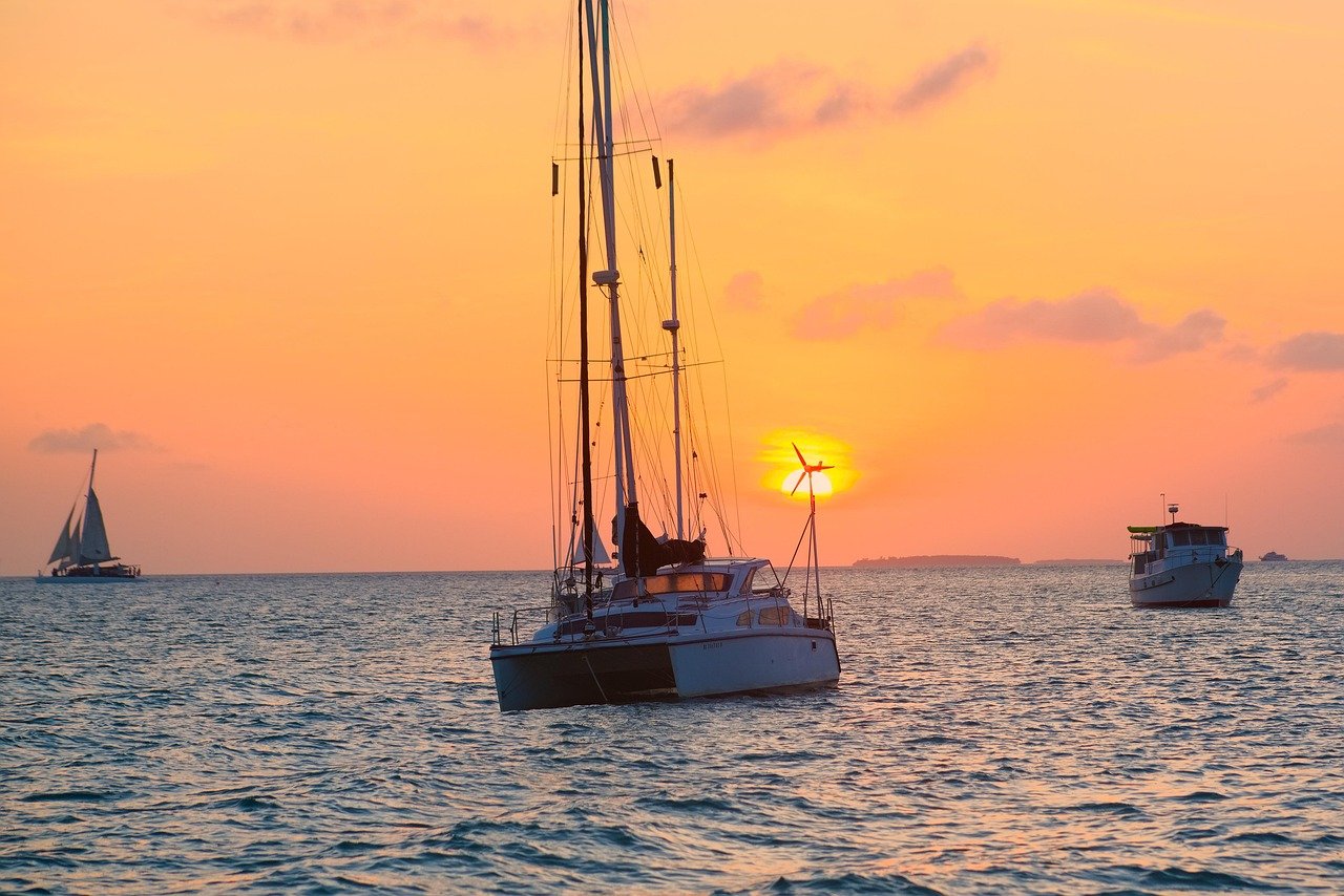 key west, florida, tramonto, natura, barche, oceano, panoramico, paradiso tropicale, bellezza costiera, lungomare, ora d'oro, marittimo, colori del tramonto, vita isolana, mare tranquillo, vela, bellezza naturale, paesaggio marino, destinazione di vacanza, vista sul mare, sole che tramonta, idilliaco