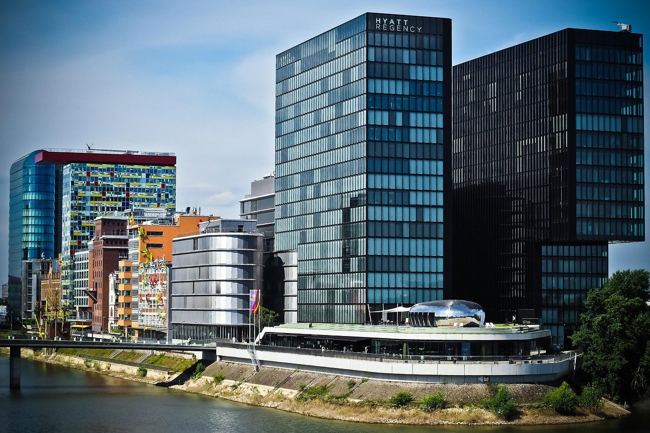 architecture, port de plaisance, düsseldorf, bâtiments, skyline, ville, port, front de mer, urbain, nature, paysage urbain, vue de ville, moderne, rhin, zone portuaire, vue sur la ville, fenêtres en verre, façades, ciel, gratte-ciel, bâtiments modernes, architecture moderne