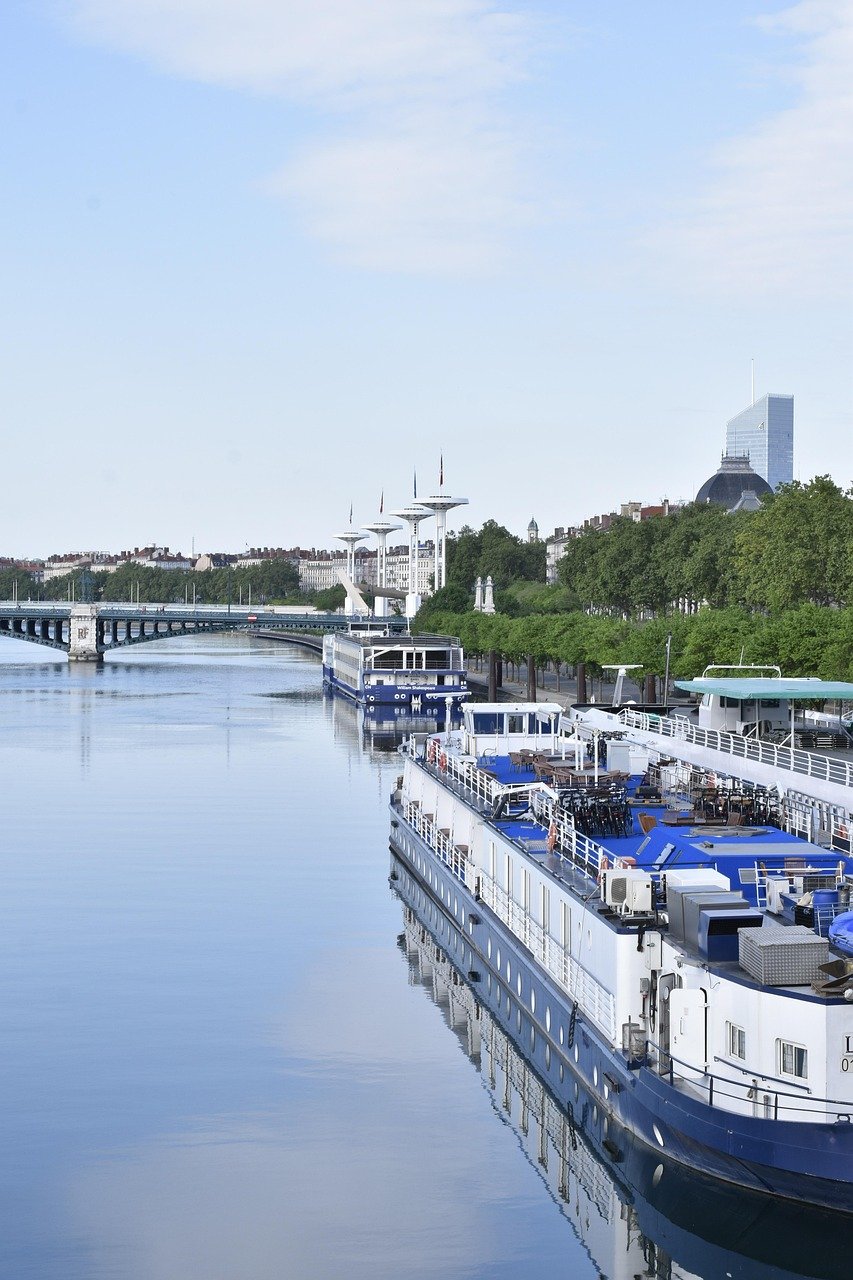 Lyon, Frankreich, blauer Himmel, Frachtschiff, Natur, Rhone, Blau, Himmel, Fluss