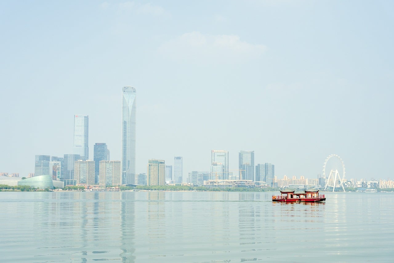 Cina, Asia, Suzhou, viaggiare, città, edificio, urbano, architettura, panorama, facciata, skyline, grattacielo, natura, orizzonte, proprietà, moderno, paesaggio urbano, vacanze, acqua, flusso, mare, turismo, viaggio, barca, nave, lago