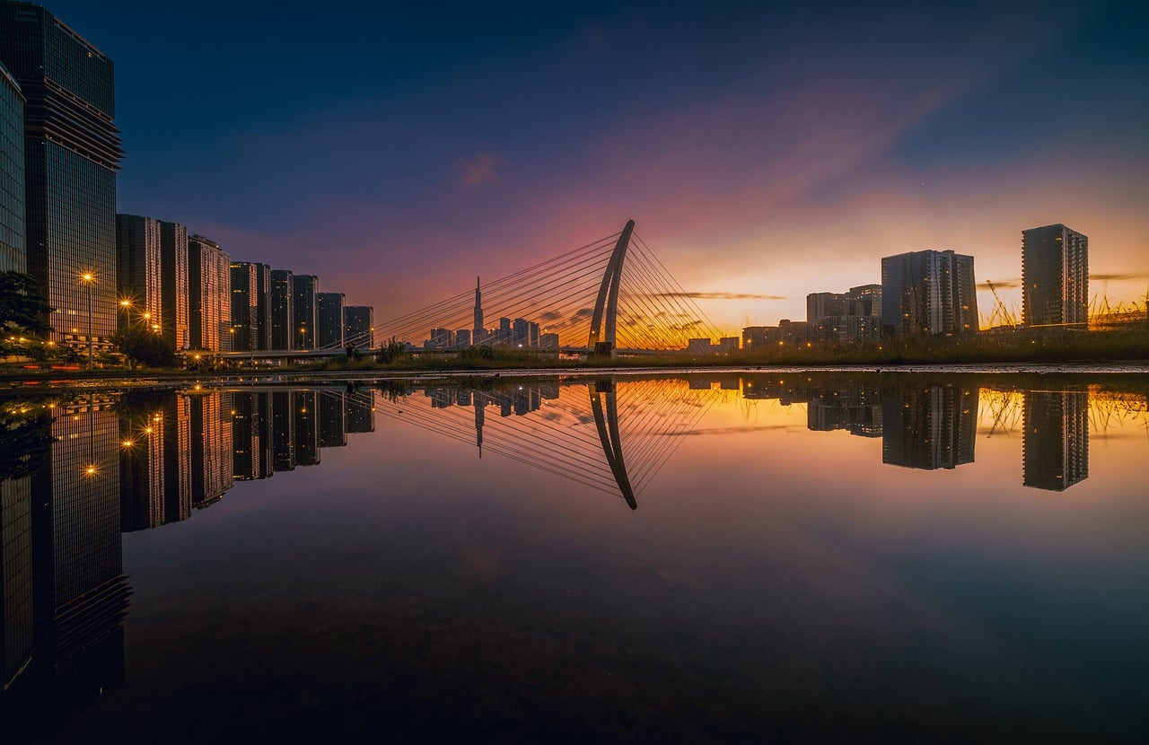 paisaje urbano, puente, reflejo, atardecer, rascacielos, río, arquitectura moderna, iluminación nocturna, río urbano, edificio, naturaleza, ciudad asiática, horizonte urbano, estética oriental, carretera, centro de la ciudad, iluminación de farolas, metrópolis, zona de transición, horizonte, ciudad de noche
