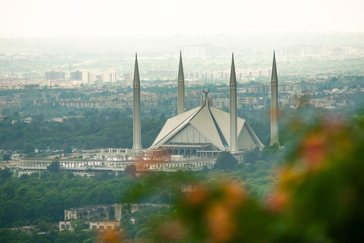 moschea Faisal, cultura, Islam, architettura, moschea, Islamabad, Pakistan, religioso, piano, islamico, masjid, bianco, fede, luogo, natura, punto di riferimento, scintillante, moderno, cielo, vista dall'alto, città, design, alto, edificio