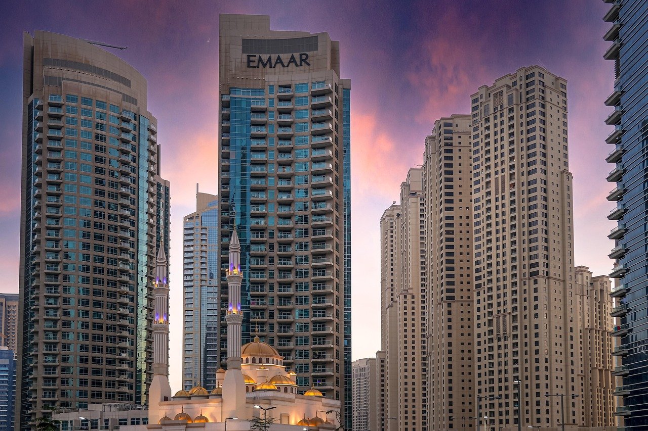 dubai, città, edifici, natura, skyline, grattacieli, torri, edifici alti, paesaggio urbano, urbano, panorama urbano, architettura, torri, cielo, emirati arabi uniti, turismo, moderno, edifici moderni