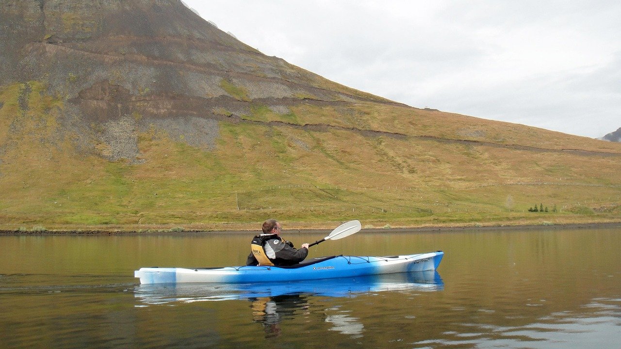 Kajak, Isafjordur, Island, Wasser, Kajak- und Kanufahren, Erholung, Tourismus, Wasserwelt, Sport, Natur, Berge, Spiegelung