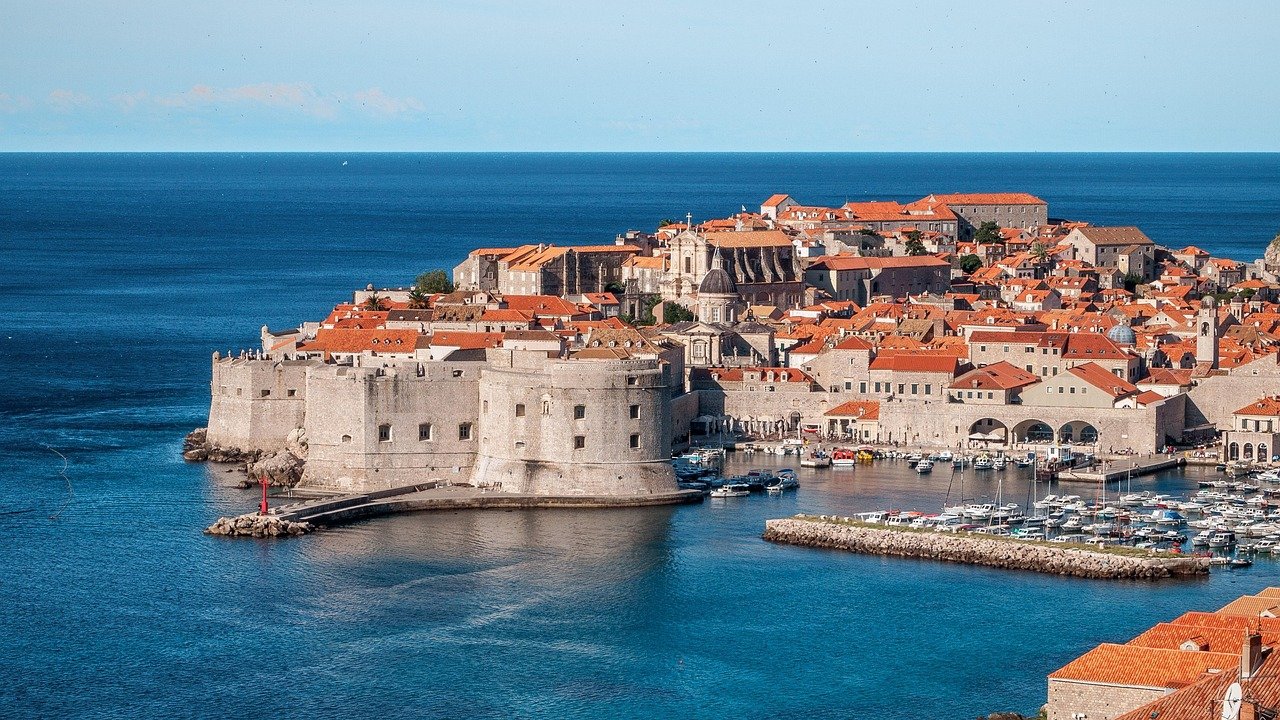 dubrovnik, croatie, kings landing, ville, cité, mer, ancien, architecture, méditerranéen, été, forteresse, médiéval, muraille, eau, paysage urbain, port, île, croatie, bateaux, quais, jetée, bâtiments, nature, toits, horizon, maisons