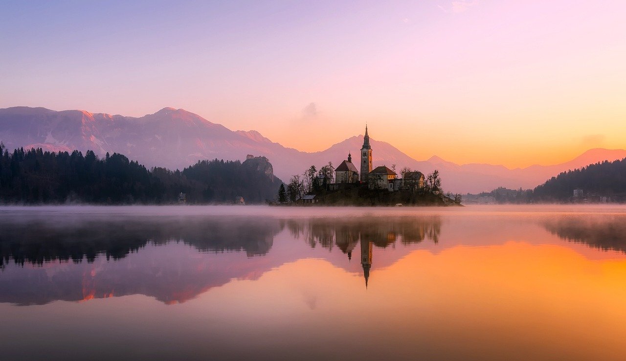 église, lac, coucher de soleil, panorama, Bled, reflet, réflexion, reflet dans l'eau, crépuscule, tombée du jour, lueur du soir, île, Slovénie, lever de soleil, aube, historique, monument, beau, eau, reflets, nature, plein air, campagne, fond d'écran nature, église, église,