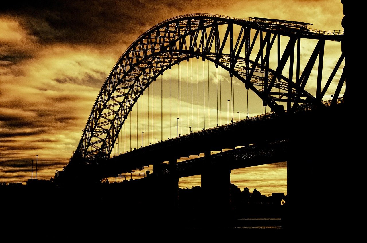 puente, silueta, naturaleza, atardecer, anochecer, estructura, arquitectura, puente de carretera, puente en arco, puente colgante, puente Silver Jubilee, río Mersey, canal marítimo de Mánchester, Inglaterra, Reino Unido