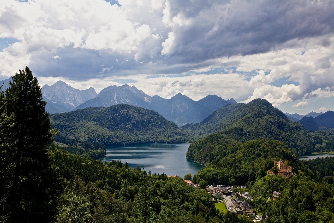 alpsee, lac, montagnes, panorama, ciel, nuages, chaîne de montagnes, paysage, pittoresque, vue, alpin, alpes, château, hohenschwangau, nature, bavière, allemagne, europe