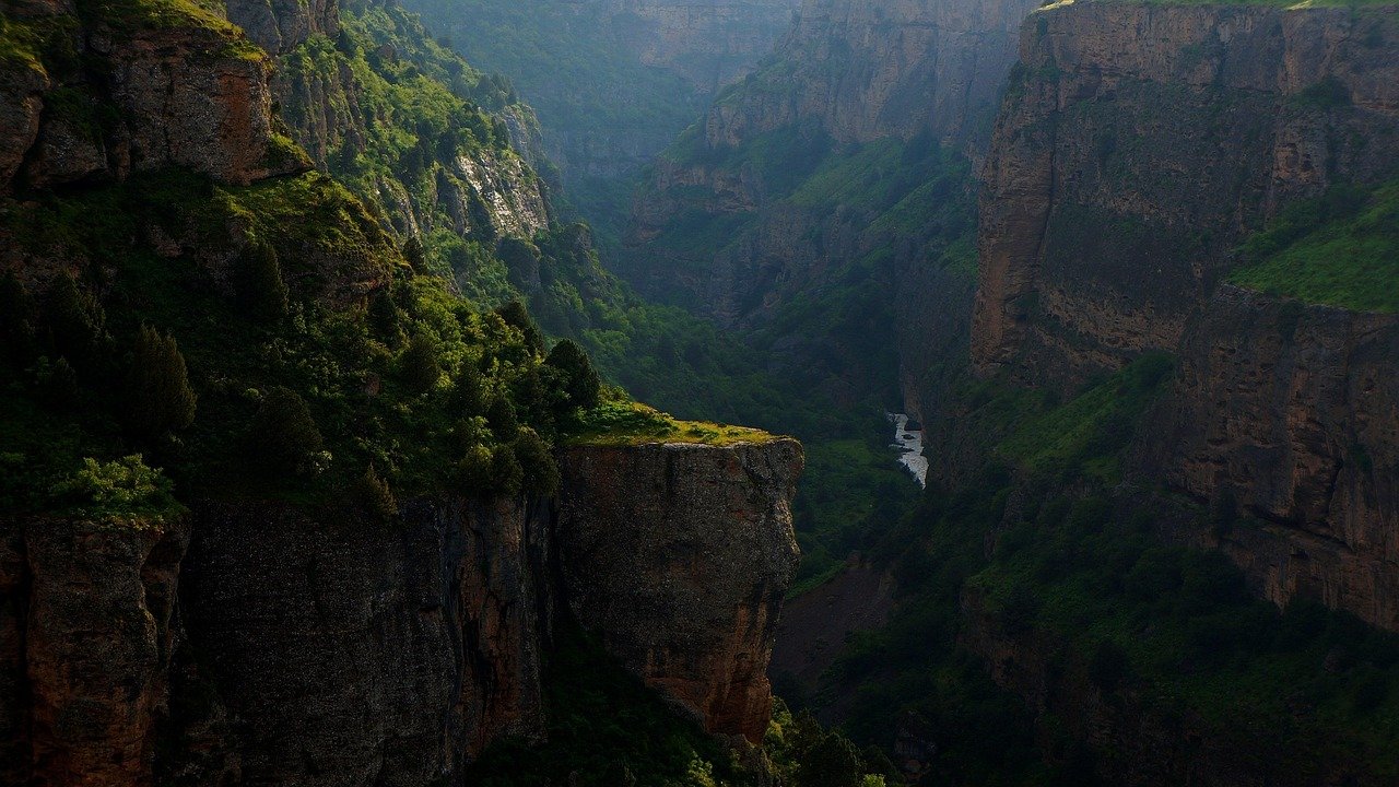 canyon, montagne, fiume, kazakhstan, ripide, rocce, formazioni rocciose, paesaggio, natura, alberi, all'aperto, paesaggio montano, montagna, cresta, mistico, misterioso, fiabesco, aksu, dzhabagly, bellissimo, magia, luce, profondo, riserva, montagne, montagne, monte