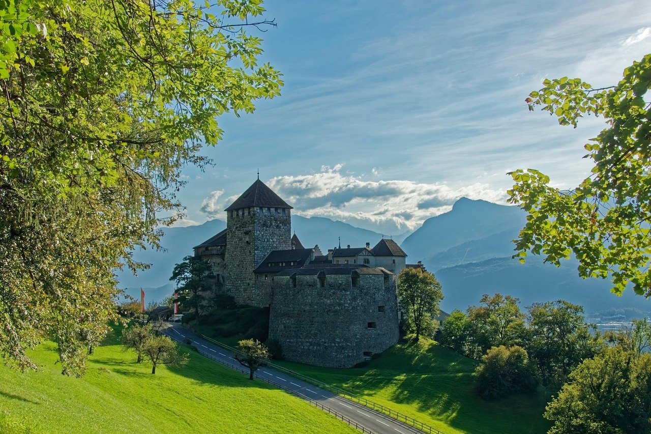 liechtenstein, rätikon, vaduz, capitale, castello di vaduz, castello, edificio, architettura, storico, alpi, montagne, viaggiare, turismo, visite turistiche, paesaggio, liechtenstein, liechtenstein, liechtenstein, liechtenstein, liechtenstein, vaduz, vaduz