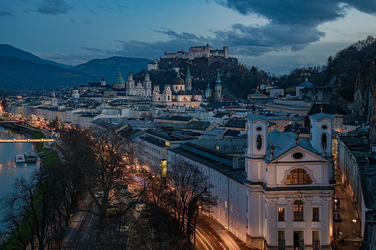 salzburg, şehir, gece, ışıklar, nehir, kilise, katedral, kale, simge yapı, hohensalzburg kalesi, eski şehir, tarihi şehir merkezi, şehir merkezi, kentsel, panorama, akşam, manzaralı, turistik cazibe, salzach, hohensalzburg, mönchsberg, avusturya, salzburg, salzbur