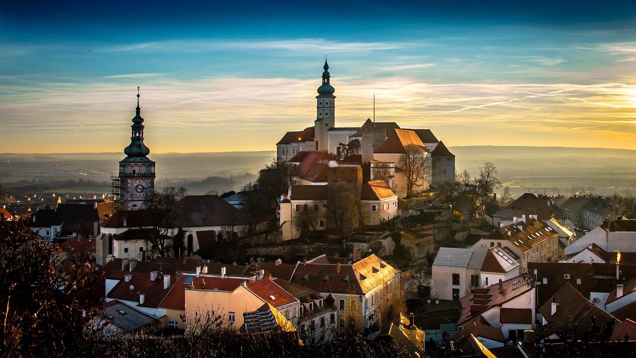 mikulov, şehir, kale, eski kasaba, eski binalar, kule, çan kulesi, binalar, tarihi, tarihi, anıt, simge yapı, turistik yer, kentsel, gün batımı, gün doğumu, doğa, manzaralı, çek cumhuriyeti