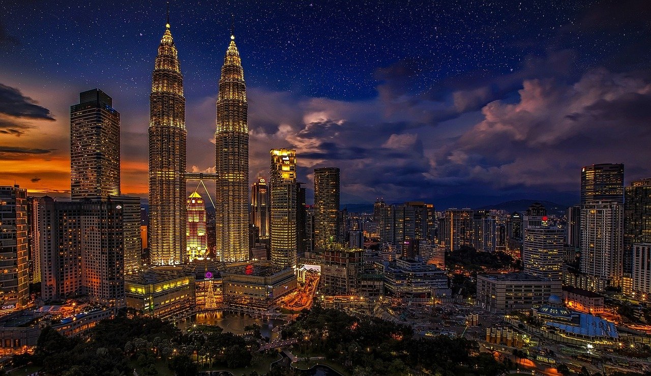 kuala lumpur, torres gemelas petronas, paisaje urbano, luces de la ciudad, rascacielos, horizonte urbano, edificios, urbano, paisaje urbano, metro, gemelas, malasia, puente peatonal, arquitectura, moderno, ciudad, noche, cielo nocturno, malasia, ciudad, ciudad, ciudad, ciudad, ciudad