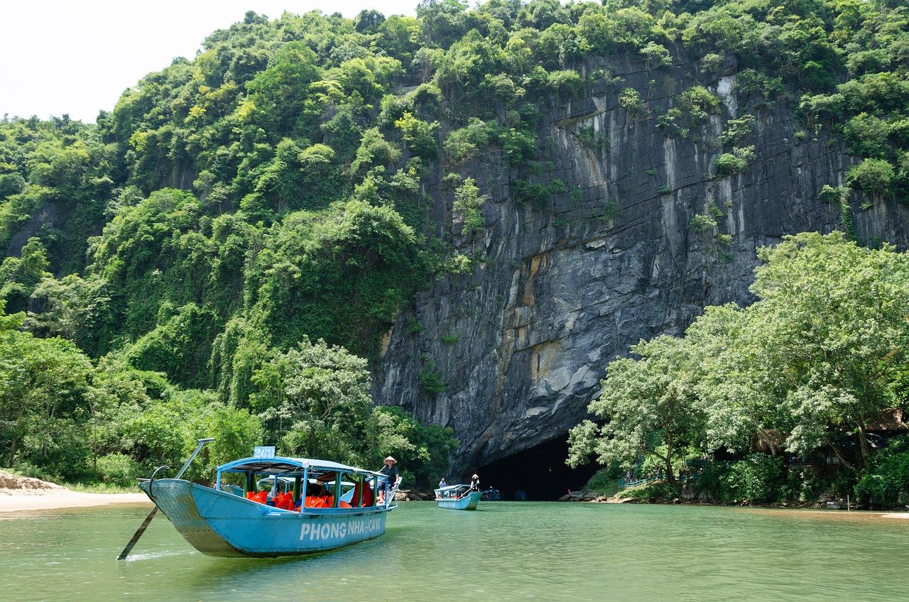 barca, fiume, motoscafo, gita in barca, phong nha, grotta di phong nha, ingresso della grotta, vietnam, barca in legno, gita in barca, vietnam, vietnam, vietnam, vietnam, vietnam