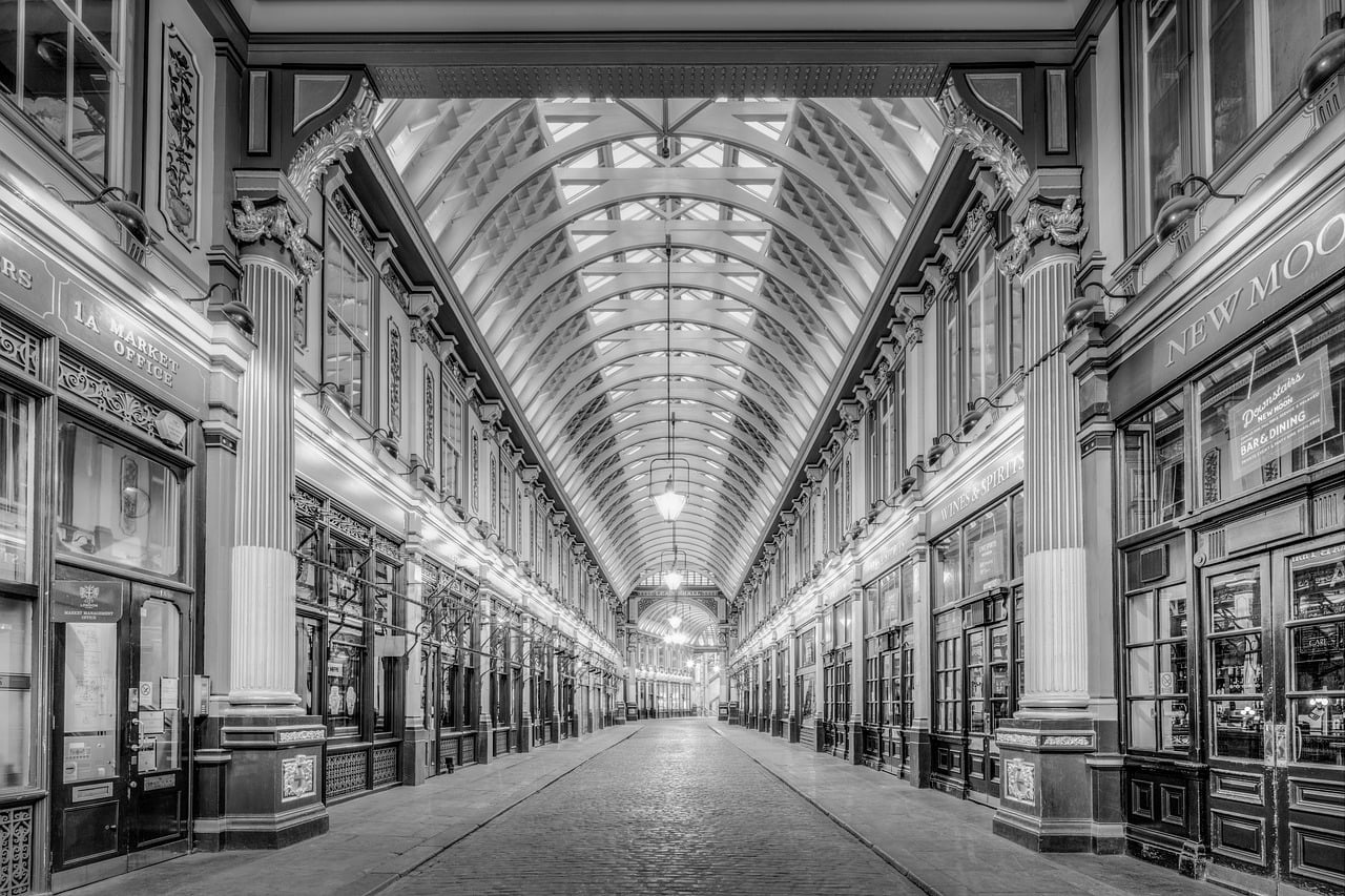 mercado de Leadenhall, histórico, arquitectura, inglés, Londres, blanco y negro, británico, mercado, techo, interior, suelo, lámpara, tienda, columna, comercio, atracción turística, victoriano, estructura de hierro, negocios, mercado cubierto