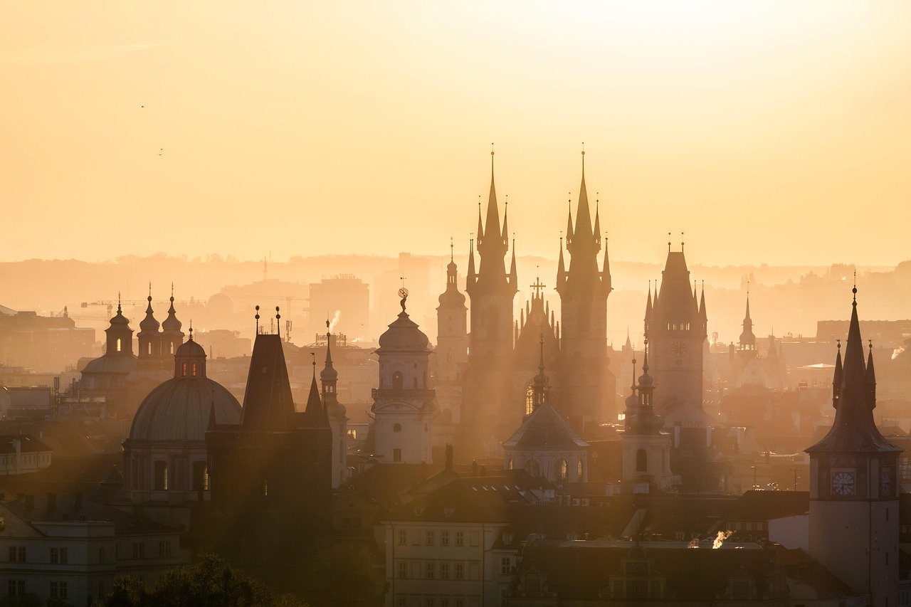 prag, gebäude, sonnenaufgang, sonnenuntergang, sonnenstrahlen, sonnenlicht, türme, kirche, tempel, kathedrale, nebel, stadtansicht, tourismus, reiseziele, natur, städtisch, stadt, mystisch, morgen, abend, tschechische republik, europa