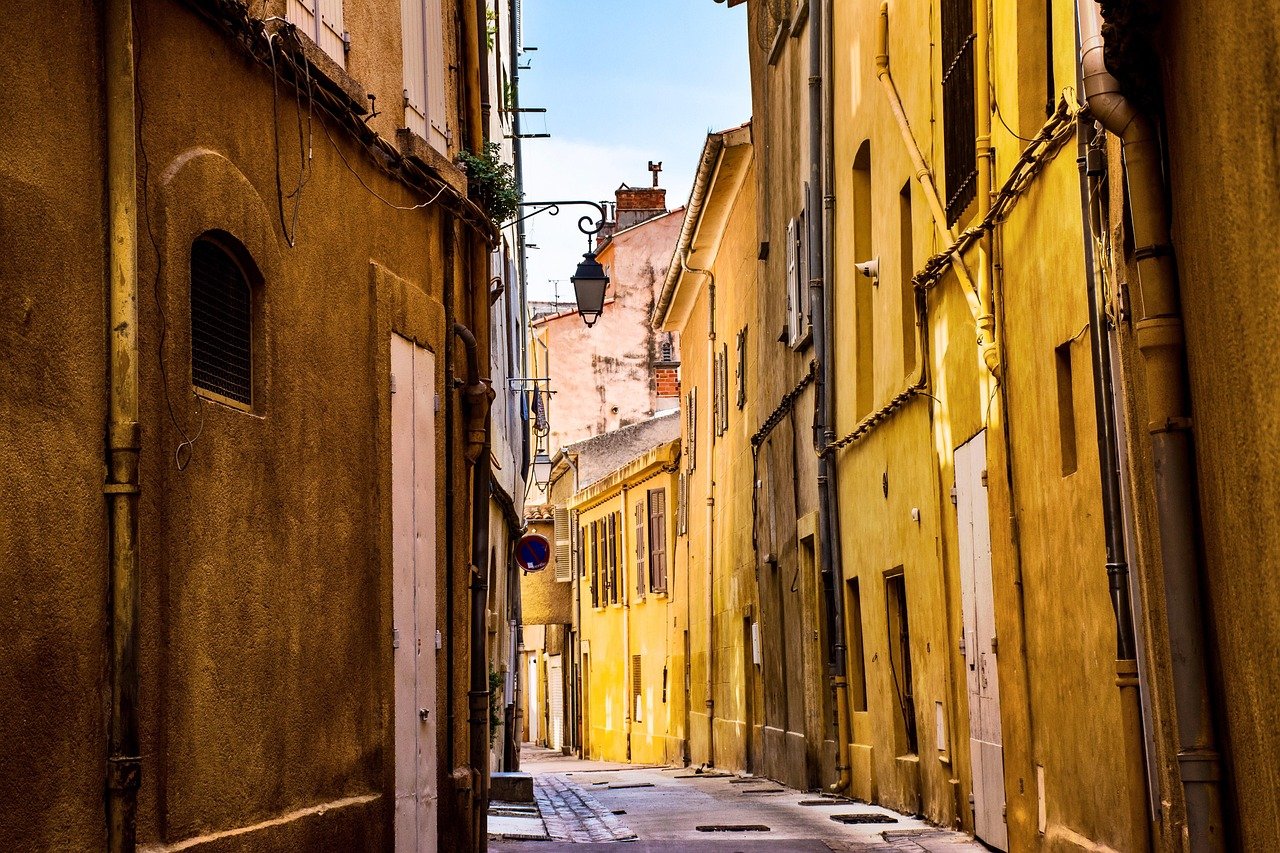 Stadt, Straße, leer, ruhig, Provence, Frankreich, Europa, Hintergasse, Häuser, Architektur, gelb, Perspektive, braune Stadt, braunes Haus, braune Straße, Straße, Straße, Provence, Provence, Frankreich, Frankreich, Frankreich, Frankreich, Frankreich, Europa, Europa, gelb, Perspektive