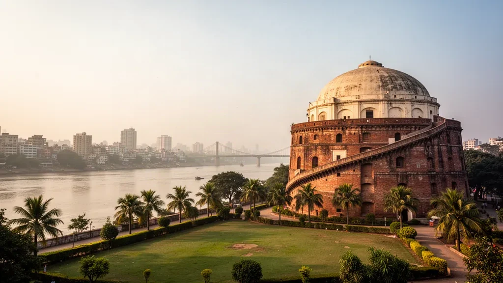 Vista de la hora dorada del granero Golghar con vistas a Patna, Bihar, con céspedes, el río Ganges y el horizonte de la ciudad al fondo
