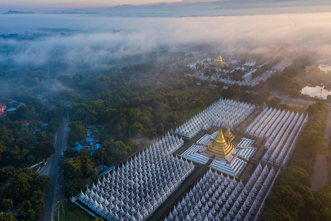 Kuthodaw-Pagode, Tempel, Stadt, Pagode, Wahrzeichen, Touristenattraktion, historisch, geschichtlich, Landschaft, buddhistische Stupa, Mandalay, Myanmar, Asien, Luftaufnahme, Tempel, Tempel, Mandalay, Myanmar, Myanmar, Myanmar, Myanmar, Myanmar, Myanmar, Myanmar