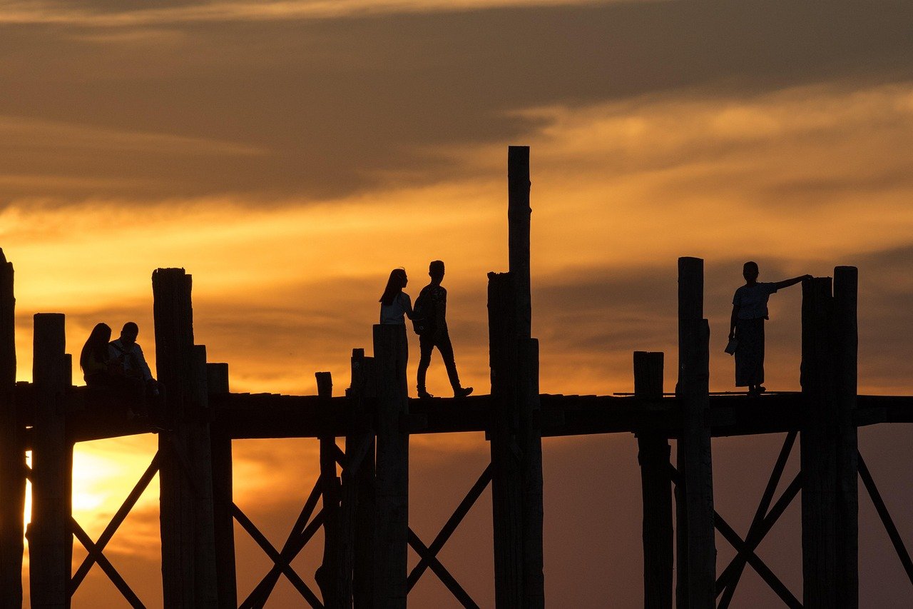 tramonto, coppia, natura, innamorati, ponte ubein, mandalay, myanmar, birmania, legno di teak, ponte di legno, persone, silhouette, mercier zeng