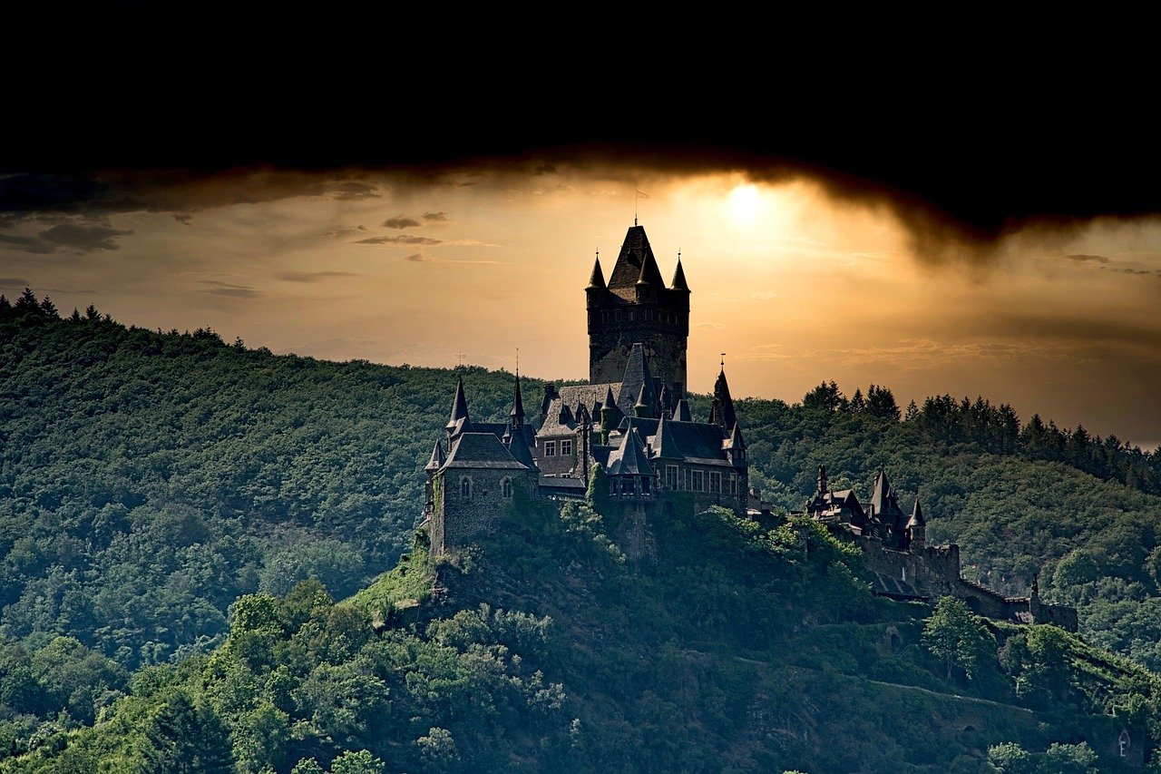 castillo de Cochem, naturaleza, colina, atardecer, tormenta, punto de referencia, fortaleza, castillo, histórico, fortaleza, almenas, montaña, paisaje, Cochem, Alemania, tormenta eléctrica, anochecer
