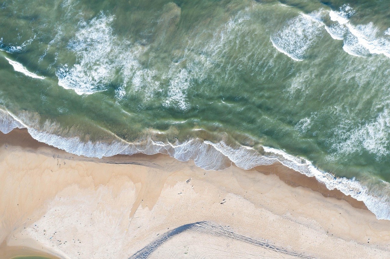 playa, aérea, ola, naturaleza, vista, naturaleza aérea, paisaje, dron, viaje, playa de Chennai, océano, tamil, playa india