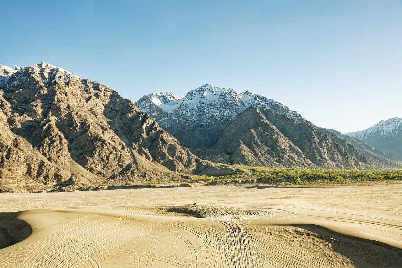 pakistan, berge, sand, wüste, schnee, natur, himmel, atemberaubend, landschaft, karakorum, dünen, beeindruckend, grün, panorama, ruhe, uralt, friedlich, gipfel, shigar, sarfaranga