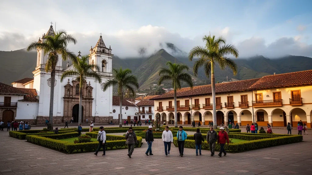 Veduta all'ora d'oro della Plaza de Armas di Chachapoyas e della sua cattedrale coloniale, capoluogo della regione peruviana di Amazonas