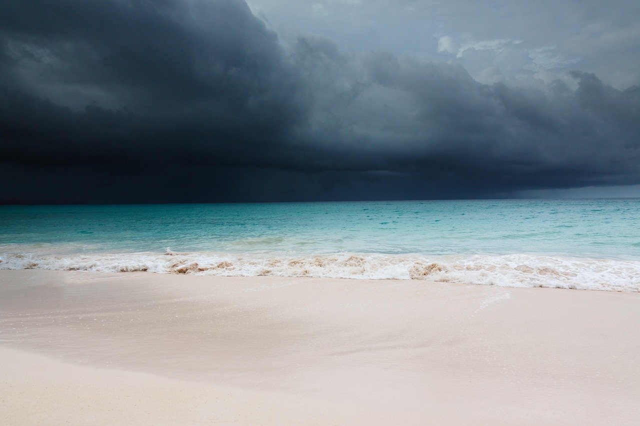 spiaggia, blu, caraibico, cielo azzurro, nuvole, paesaggio nuvoloso, scuro, uragano, oceano, sabbia, natura, mare, riva, cielo, tempesta tropicale, acqua, onde, meteo