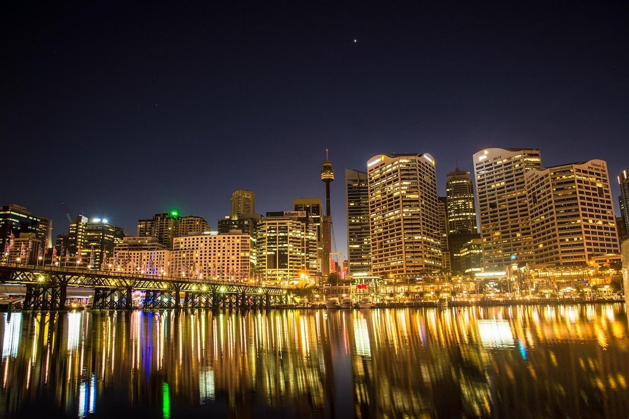 paysage urbain, illuminé, Darling Harbour, Sydney, Australie, ville, ligne d'horizon, bâtiments, gratte-ciel, immeubles de grande hauteur, gratte-ciel, port, front de mer, lumières de la ville, architecture, nuit, lumières nocturnes, reflet, urbain, métropolitain, Sydney, Sydney, Australie