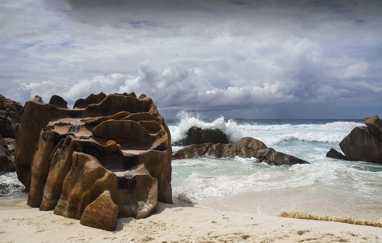 Seychelles, playa, frente al mar, arena, escalones, rocas, granito, piedras, horizonte, agua, océano, La Digue, mar, tropical, paraíso, vacaciones, paisaje marino, cielo, turquesa