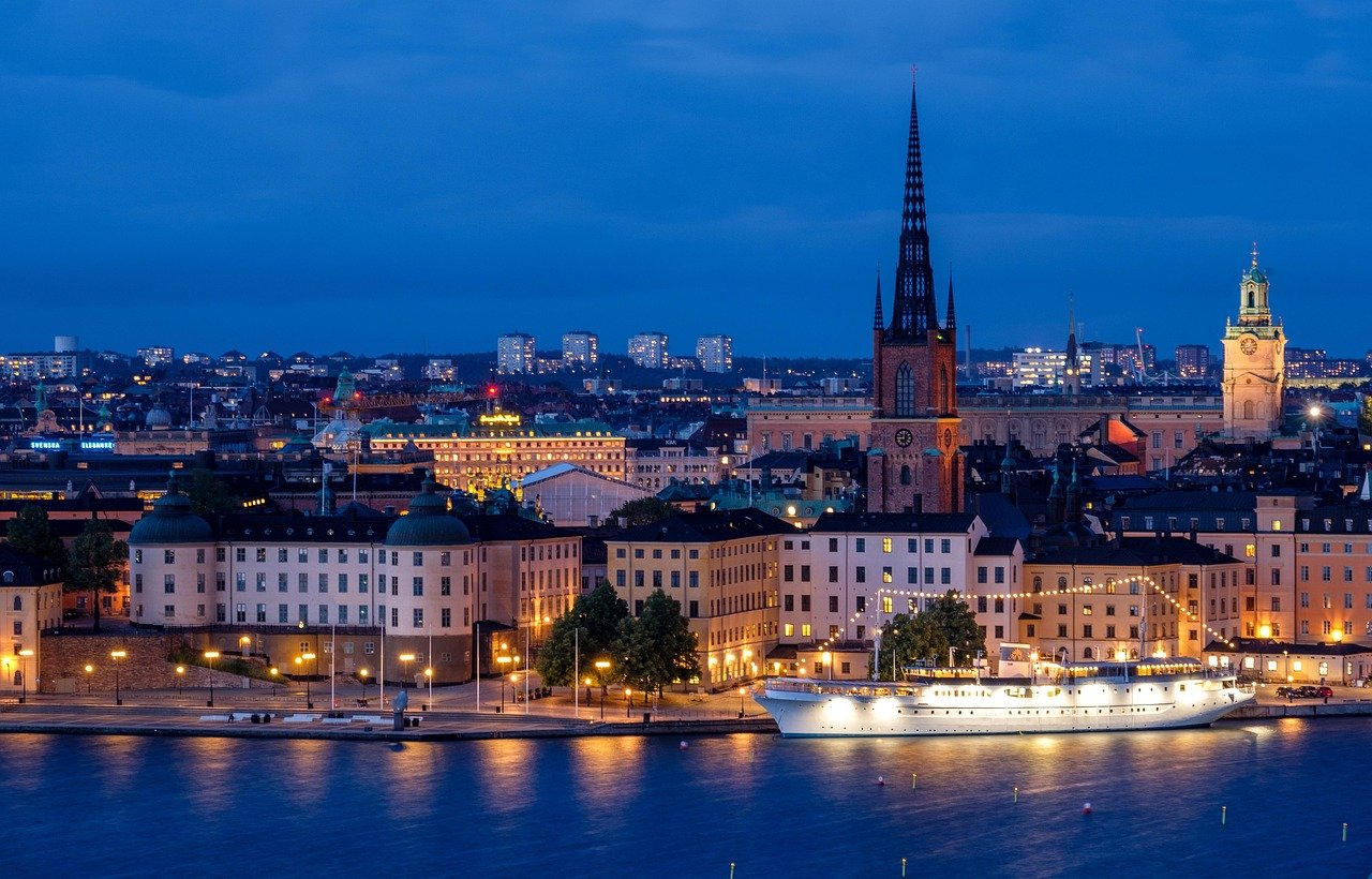 ville, paysage urbain, front de mer, illuminé, navire, architecture, ligne d'horizon, centre historique, église, clocher, eau, mer, nature, nuit, soirée, crépuscule, lumières, reflet, stockholm, suède, scandinavie