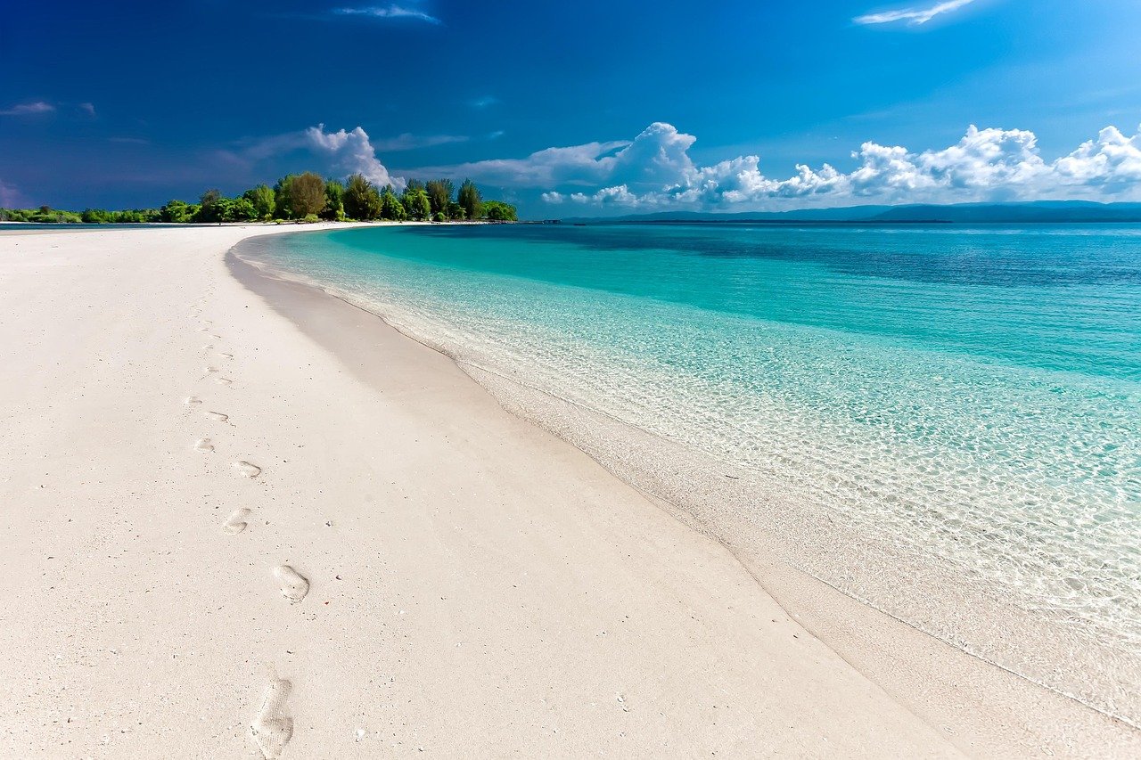 plage, mer, empreintes de pas, sable, plage de sable, bord de mer, rivage, côte, littoral, trait de côte, île tropicale, paysage, tropical, plage de sable blanc, voyage, nature, indonésie