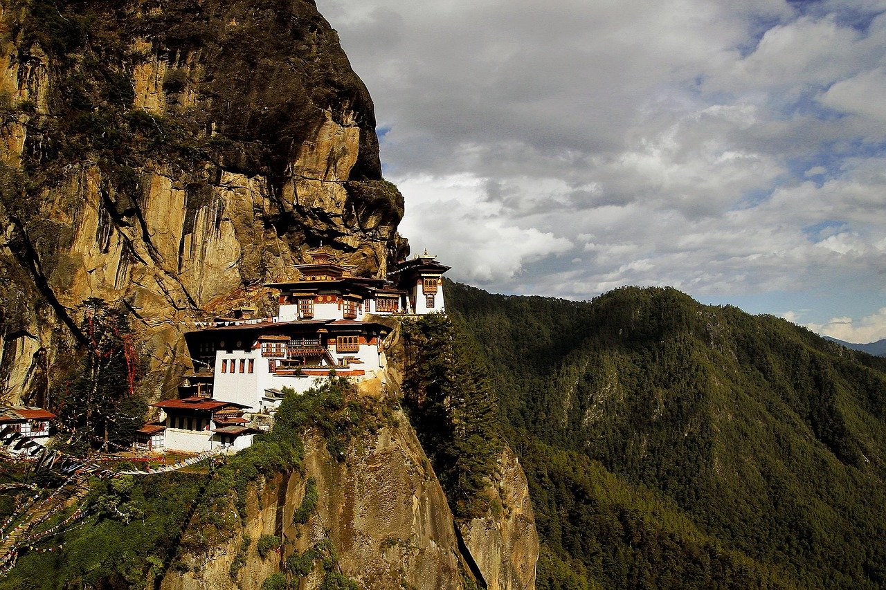 templo, monasterio, acantilado, ladera del acantilado, ladera de montaña, montañas, cordillera, campo, templo budista, nido del tigre, monasterio Taktsang Palphug, Paro Taktsang, naturaleza, Bután