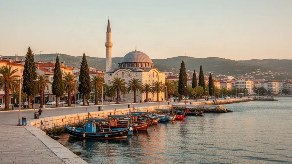 Altın saatte Tekirdağ Marmara sahil şeridi, Rüstem Paşa Camii, bağlı balıkçı tekneleri ve arka planda Trakya tepeleri