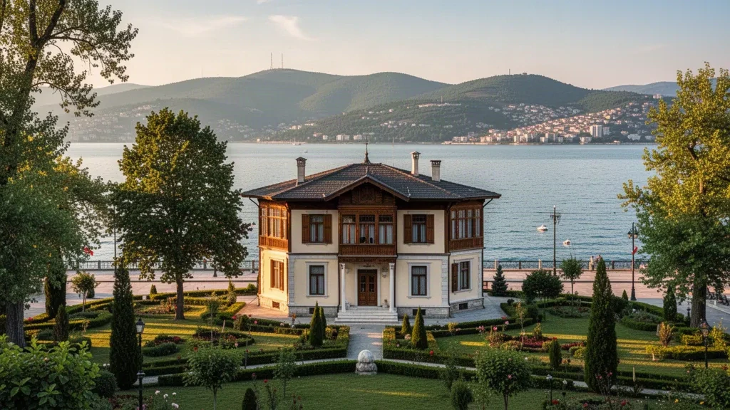 Front de mer de Yalova, en Turquie, avec le manoir en bois historique Yürüyen Köşk parmi les arbres au bord de la mer de Marmara à l'heure dorée.
