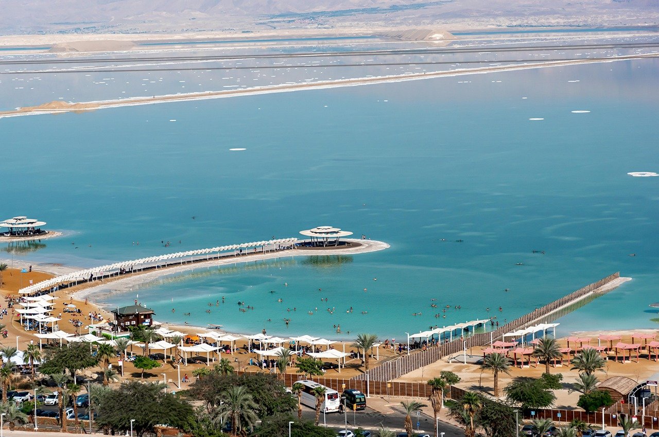 Totes Meer, Natur, Israel, Strand, Salzsee, Resort, Strand am Toten Meer, blaues Wasser, Menschen, Schwimmen, Urlaub, Salzwasser, schwebende Menschen, Salzkristalle, sonniger Tag, blauer Urlaub, heißes Wetter, blaue Tapete, türkisfarbenes Wasser, Salzinseln, perfekte d